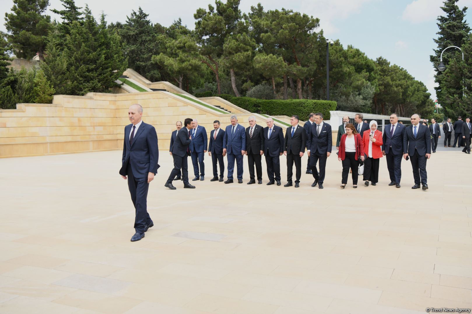 Numan Kurtulmuş Fəxri xiyabanı, Şəhidlər xiyabanını və Türk Şəhidliyi abidəsini ziyarət edib (FOTO)