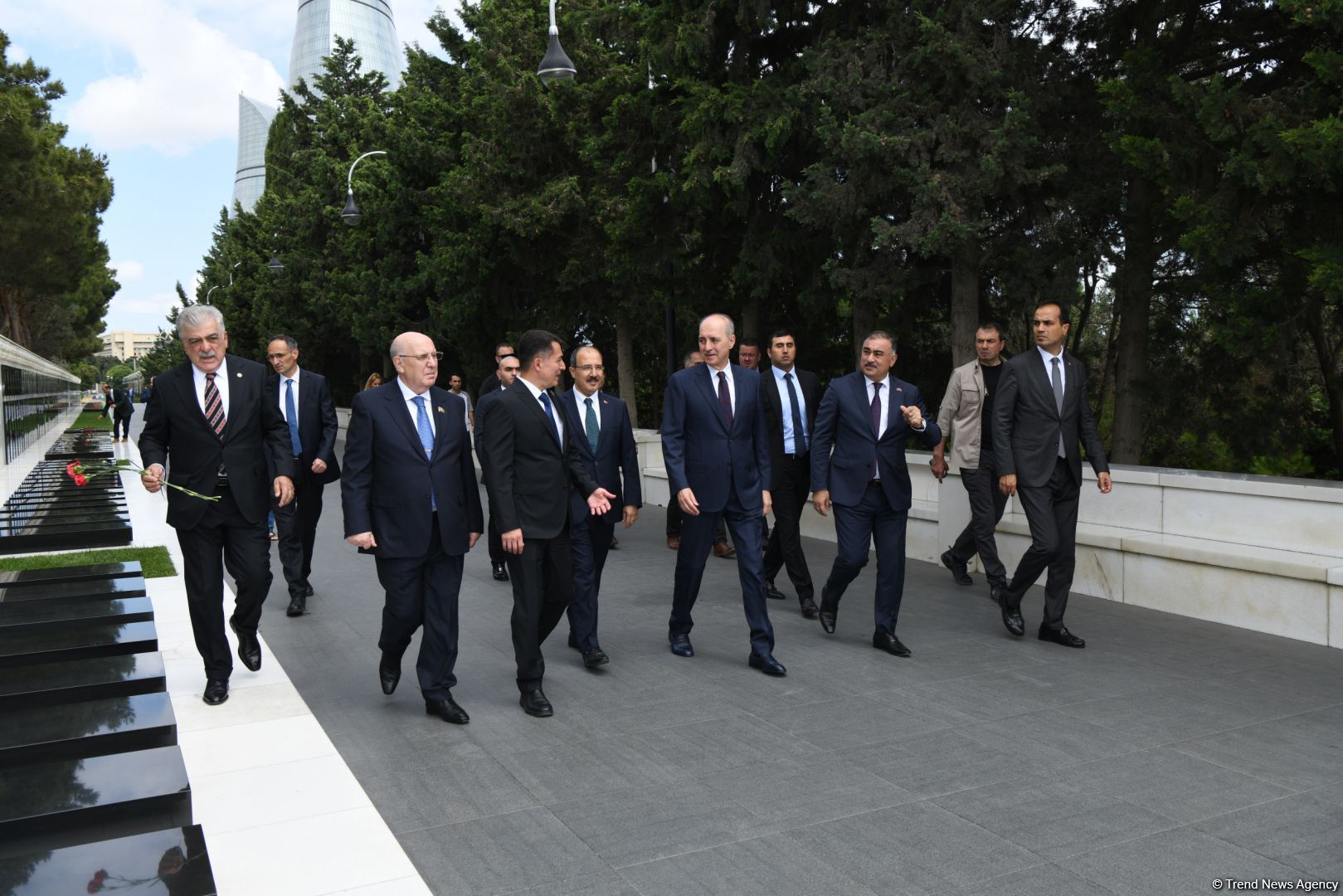 Numan Kurtulmuş Fəxri xiyabanı, Şəhidlər xiyabanını və Türk Şəhidliyi abidəsini ziyarət edib (FOTO)