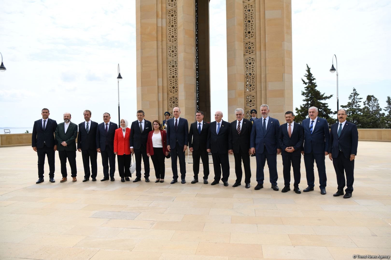 Numan Kurtulmuş Fəxri xiyabanı, Şəhidlər xiyabanını və Türk Şəhidliyi abidəsini ziyarət edib (FOTO)