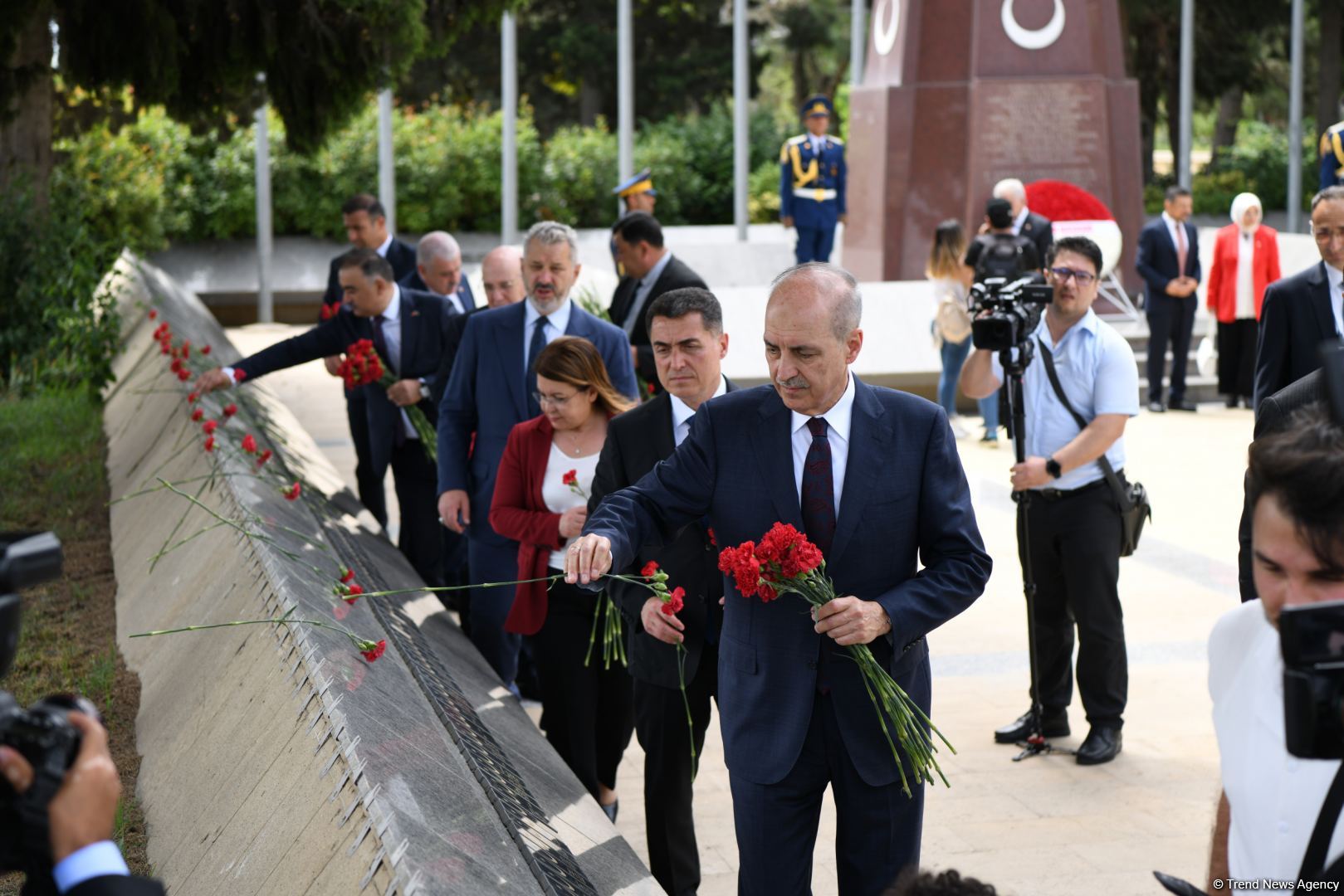 Numan Kurtulmuş Fəxri xiyabanı, Şəhidlər xiyabanını və Türk Şəhidliyi abidəsini ziyarət edib (FOTO)