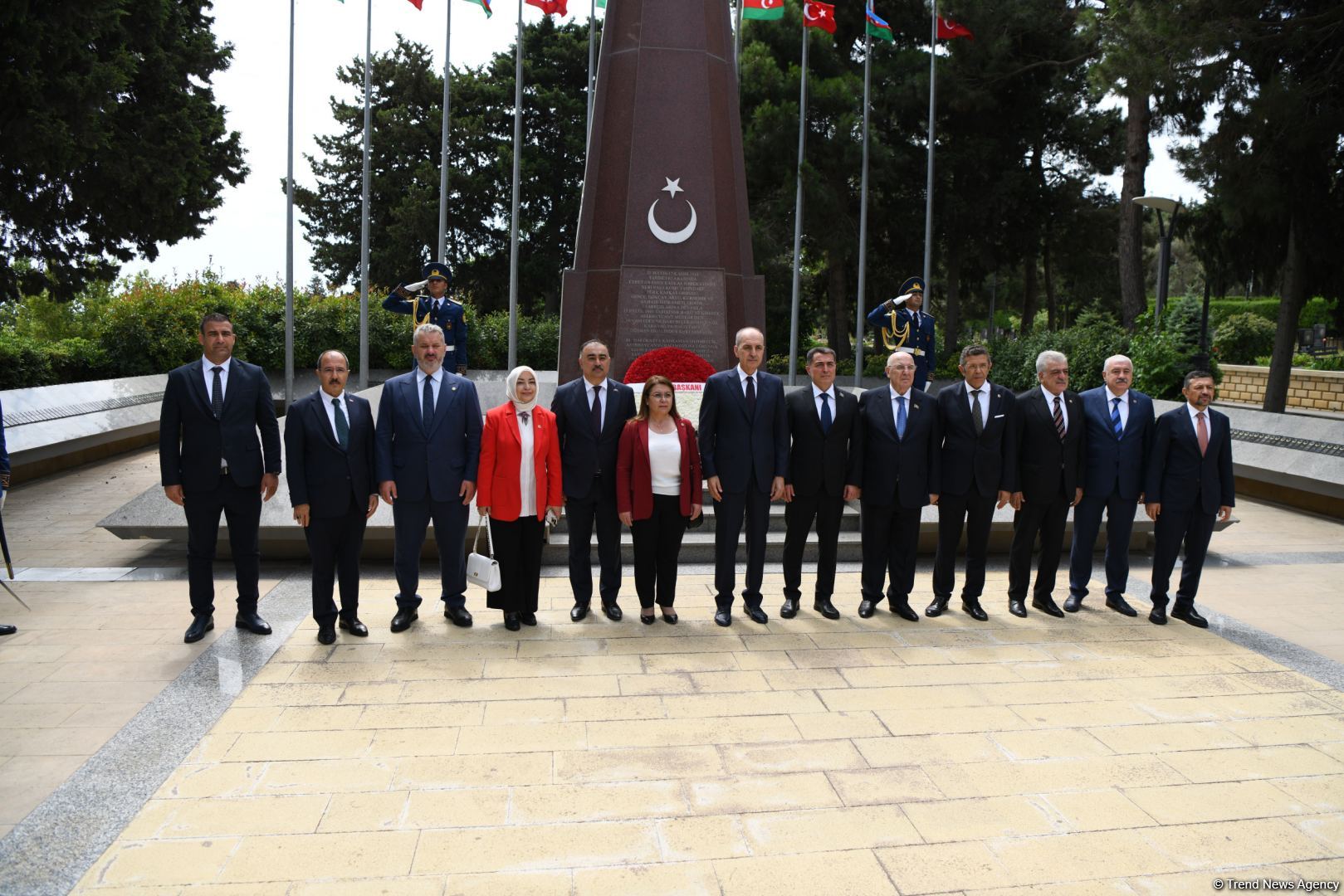 Numan Kurtulmuş Fəxri xiyabanı, Şəhidlər xiyabanını və Türk Şəhidliyi abidəsini ziyarət edib (FOTO)