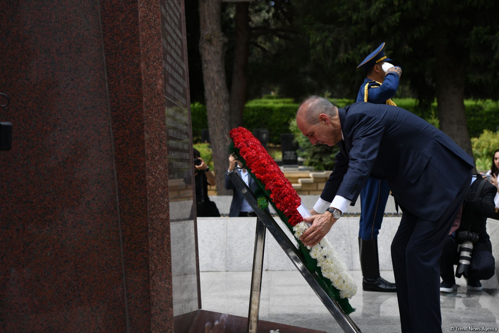 Numan Kurtulmuş Fəxri xiyabanı, Şəhidlər xiyabanını və Türk Şəhidliyi abidəsini ziyarət edib (FOTO)
