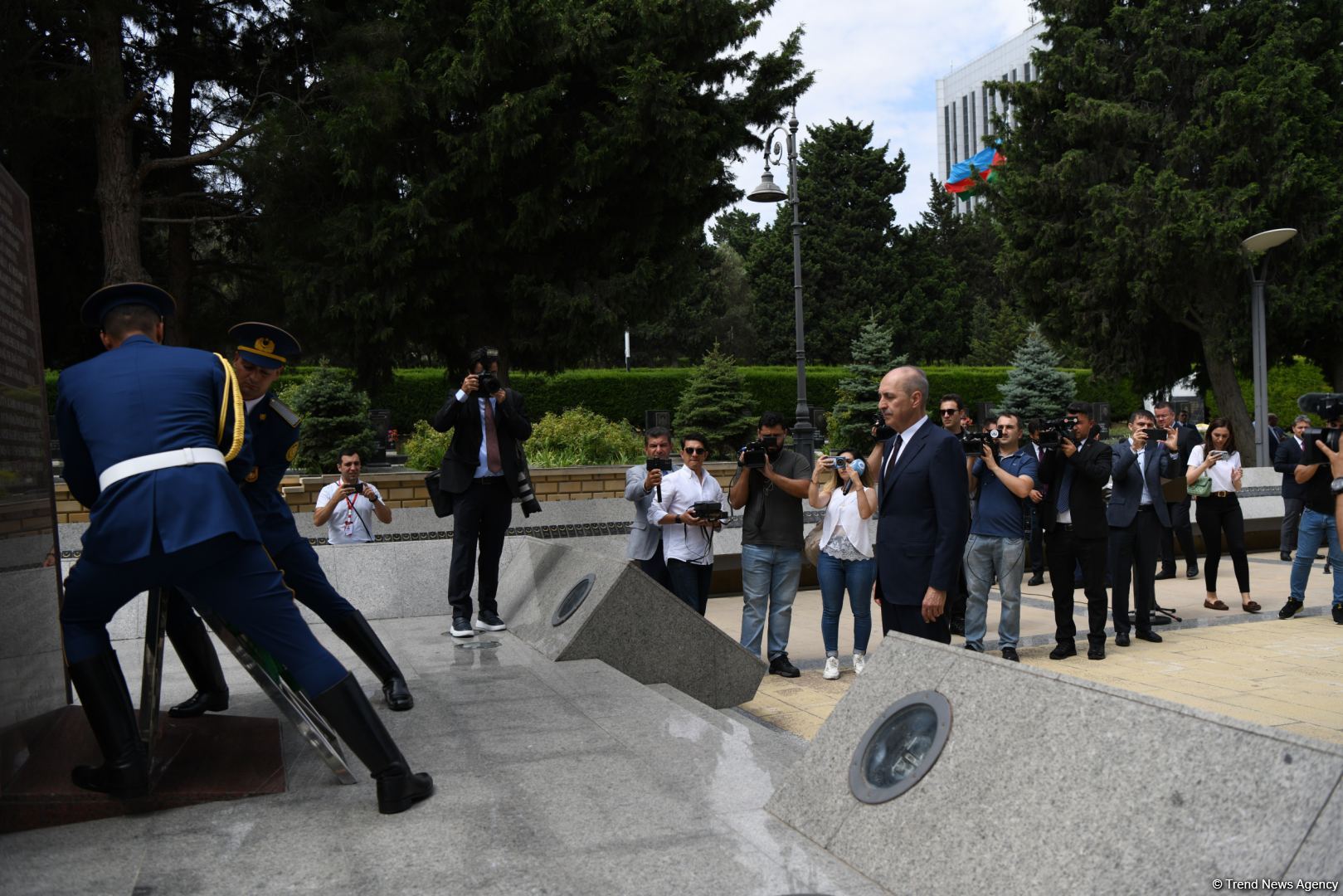 Numan Kurtulmuş Fəxri xiyabanı, Şəhidlər xiyabanını və Türk Şəhidliyi abidəsini ziyarət edib (FOTO)