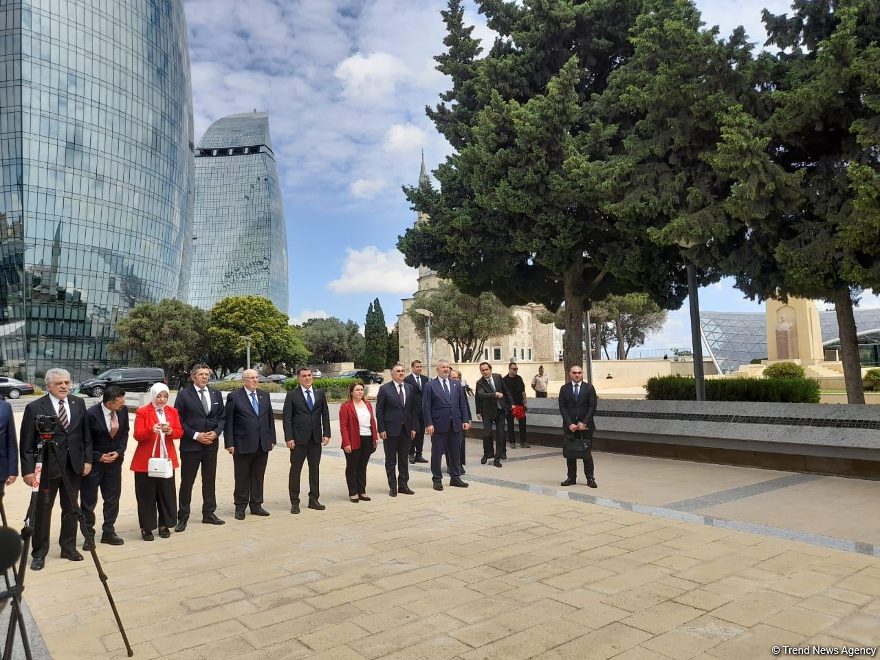 Numan Kurtulmuş Fəxri xiyabanı, Şəhidlər xiyabanını və Türk Şəhidliyi abidəsini ziyarət edib (FOTO)