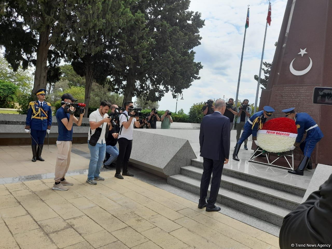 Numan Kurtulmuş Fəxri xiyabanı, Şəhidlər xiyabanını və Türk Şəhidliyi abidəsini ziyarət edib (FOTO)
