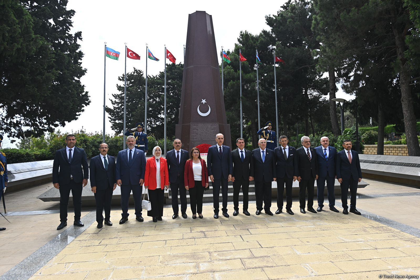Numan Kurtulmuş Fəxri xiyabanı, Şəhidlər xiyabanını və Türk Şəhidliyi abidəsini ziyarət edib (FOTO)