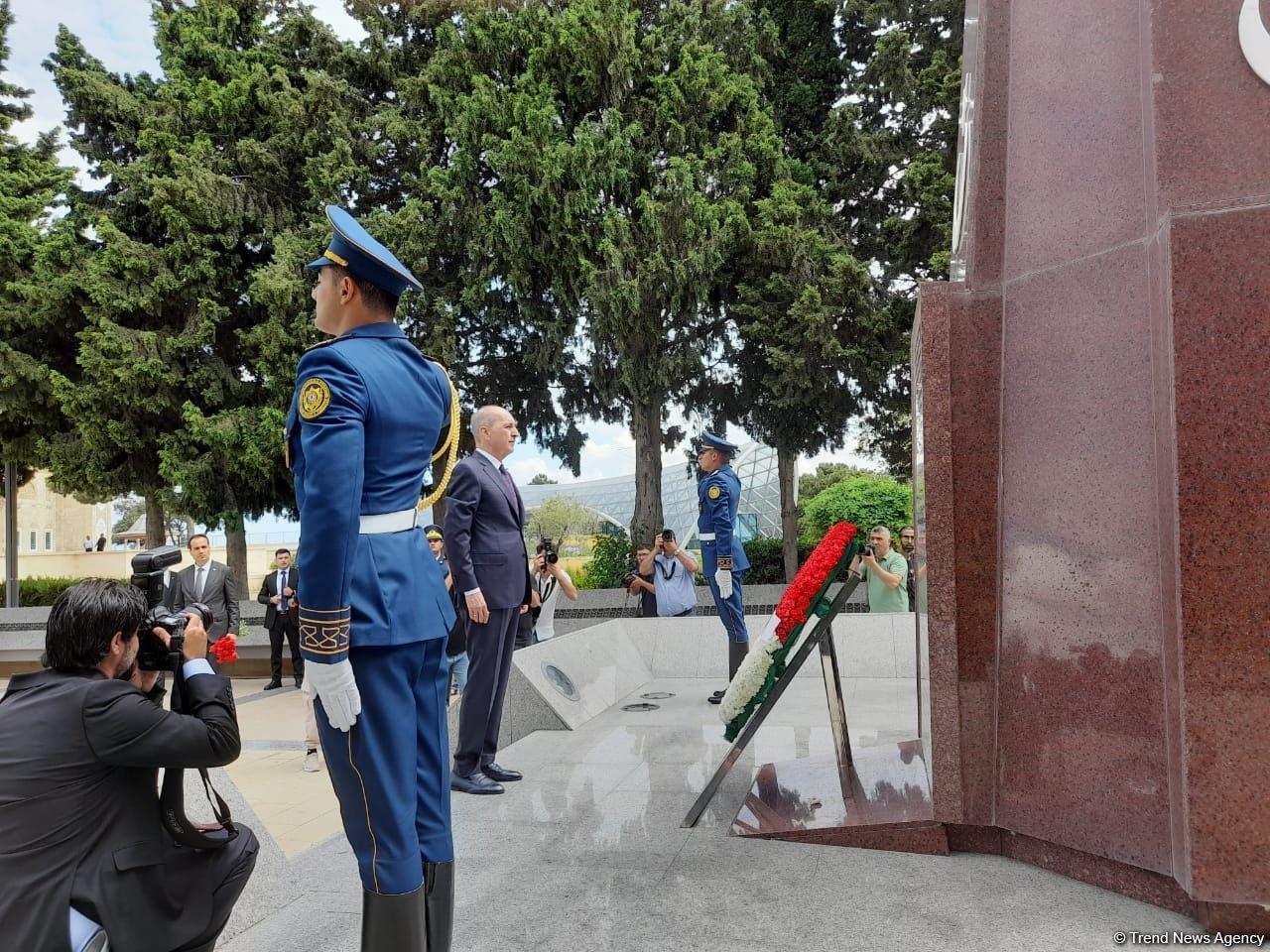 Numan Kurtulmuş Fəxri xiyabanı, Şəhidlər xiyabanını və Türk Şəhidliyi abidəsini ziyarət edib (FOTO)