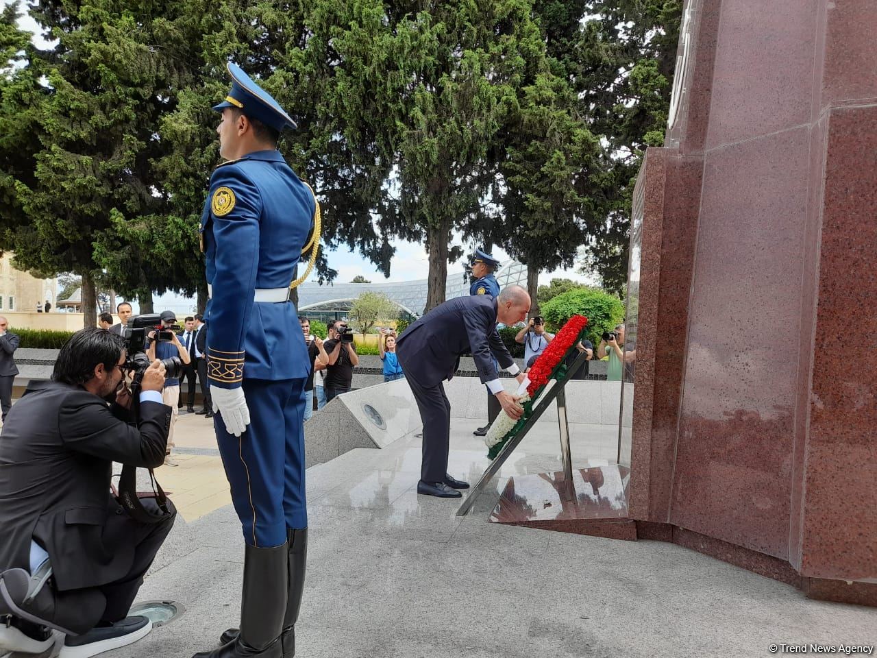Numan Kurtulmuş Fəxri xiyabanı, Şəhidlər xiyabanını və Türk Şəhidliyi abidəsini ziyarət edib (FOTO)