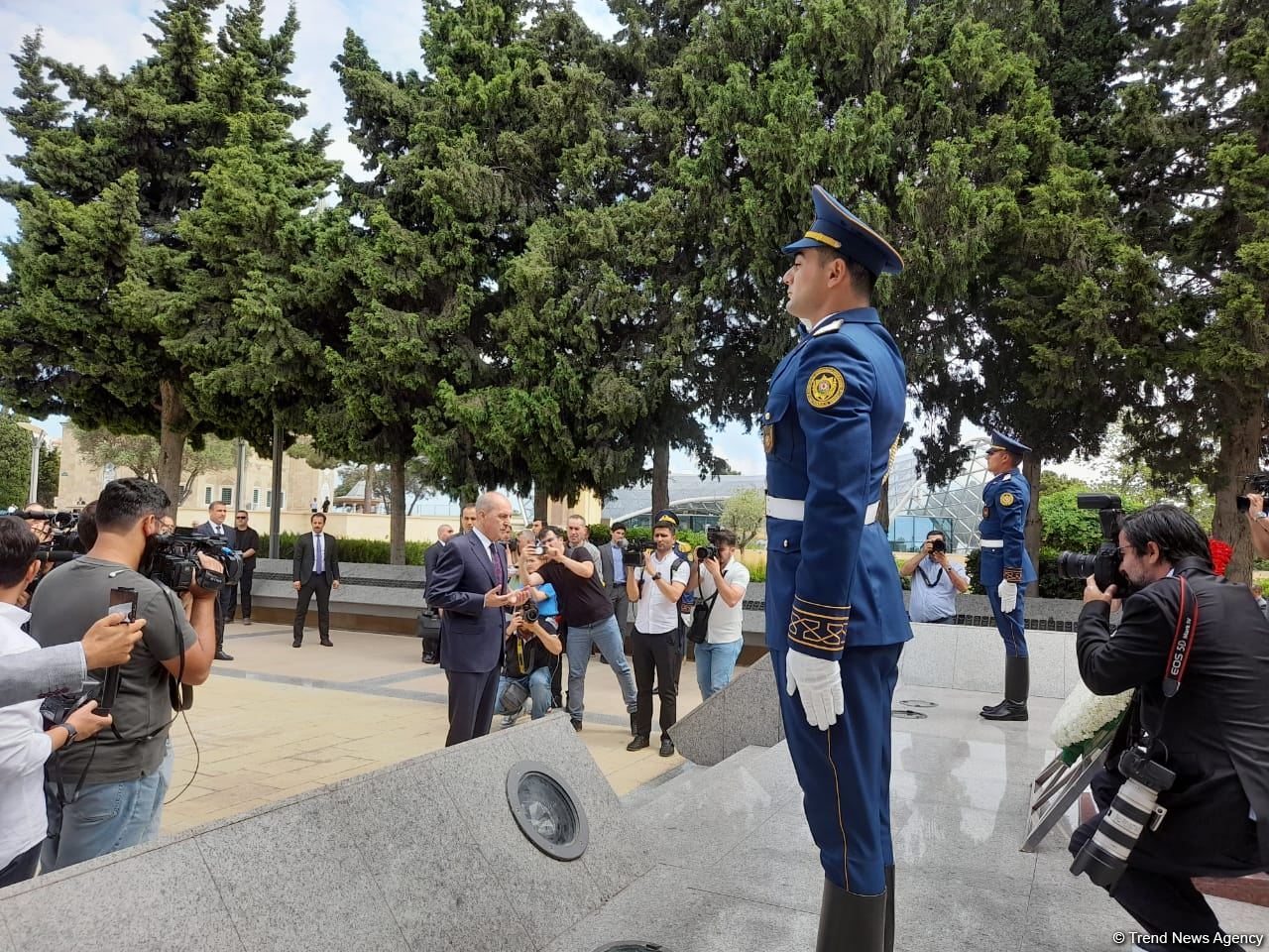 Numan Kurtulmuş Fəxri xiyabanı, Şəhidlər xiyabanını və Türk Şəhidliyi abidəsini ziyarət edib (FOTO)