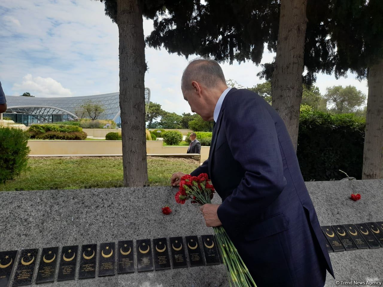 Numan Kurtulmuş Fəxri xiyabanı, Şəhidlər xiyabanını və Türk Şəhidliyi abidəsini ziyarət edib (FOTO)