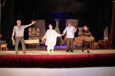 Sumqayıt Dövlət Dram Teatrı Lənkəranda "Öldür məni, canciyər" komediyasını oynayıb