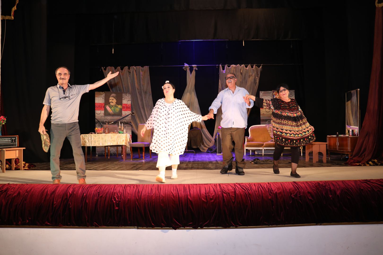Sumqayıt Dövlət Dram Teatrı Lənkəranda "Öldür məni, canciyər" komediyasını oynayıb