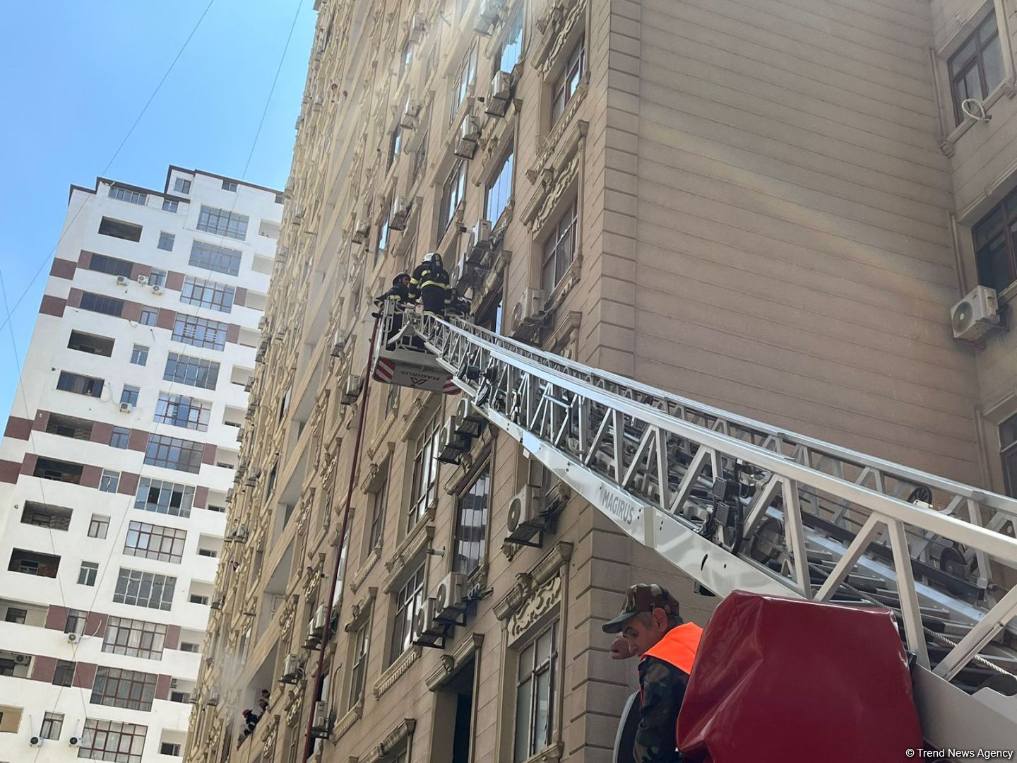 Yasamalda hündürmərtəbəli binadakı yanğın söndürülüb (FOTO)