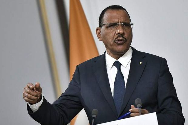 Niger prezidenti istefadan imtina edib