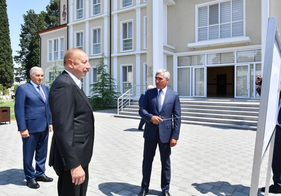 Prezident İlham Əliyev Samuxda Heydər Əliyev Fondunun layihəsi çərçivəsində inşa olunan uşaq musiqi məktəbinin yeni binasının açılışında iştirak edib (FOTO/VİDEO) (YENİLƏNİB)