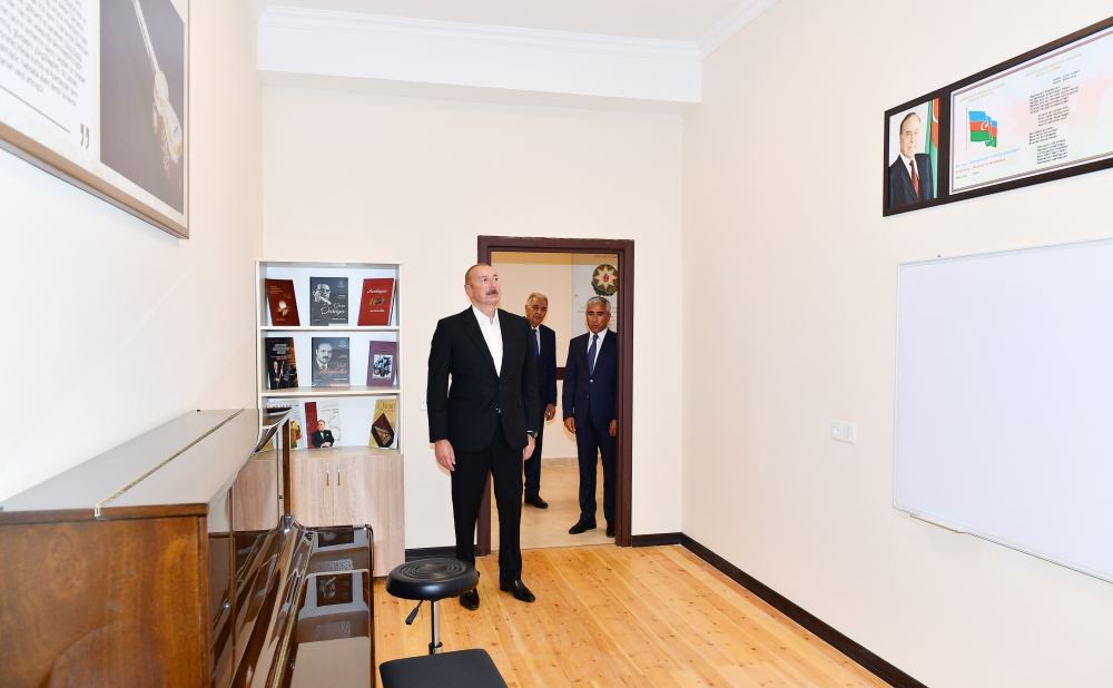 Prezident İlham Əliyev Samuxda Heydər Əliyev Fondunun layihəsi çərçivəsində inşa olunan uşaq musiqi məktəbinin yeni binasının açılışında iştirak edib (FOTO/VİDEO) (YENİLƏNİB)