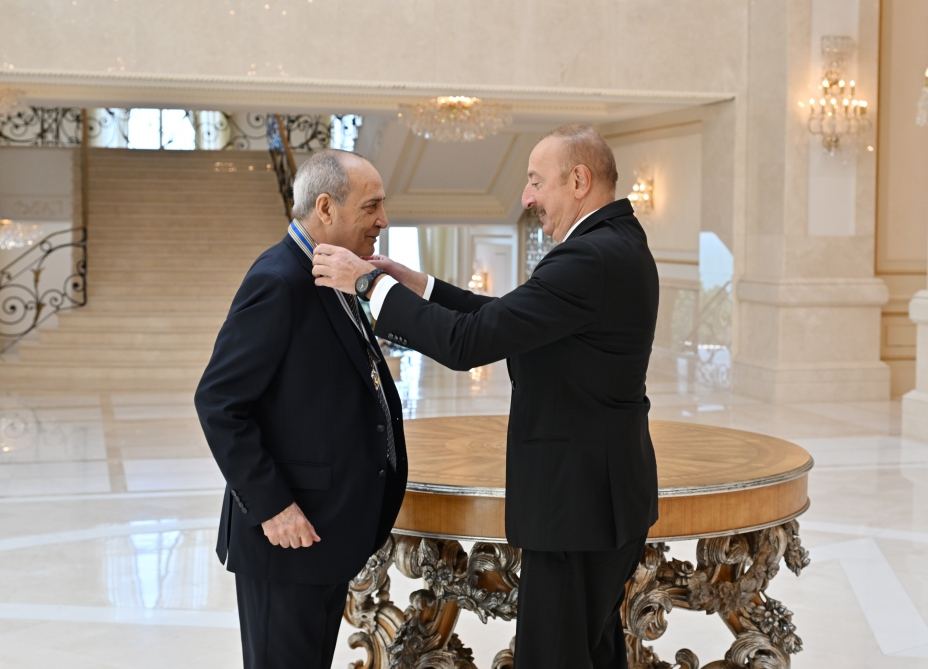 Prezident İlham Əliyev Xalq artisti Rasim Balayevə “İstiqlal” ordenini təqdim edib (YENİLƏNİB) (FOTO/VİDEO)