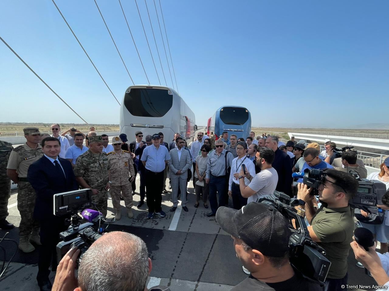 Diplomatik korpus üzvləri Xaçın çayı üzərində inşa olunan körpü ilə tanış olublar (FOTO)