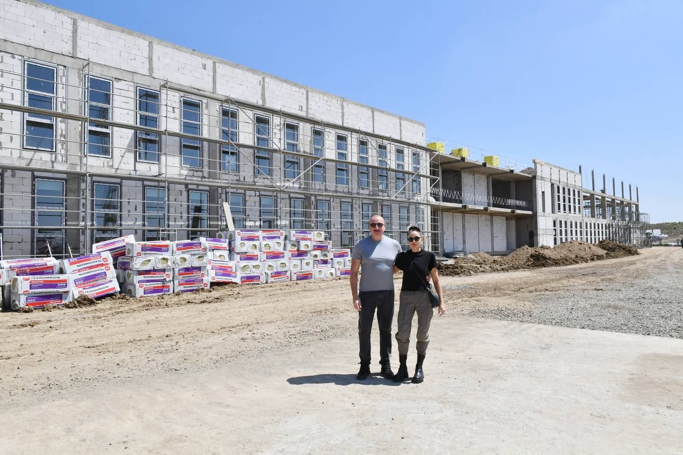 Füzuli şəhərində Özbəkistanın inşa etdiyi məktəbdə son tamamlama işləri görülür (FOTO)