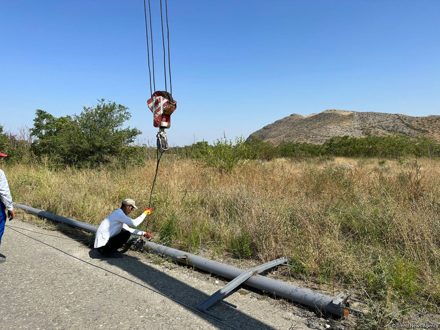 Ağdam-Xankəndi avtomobil yoluna elektirik xətti çəkilir (FOTO)
