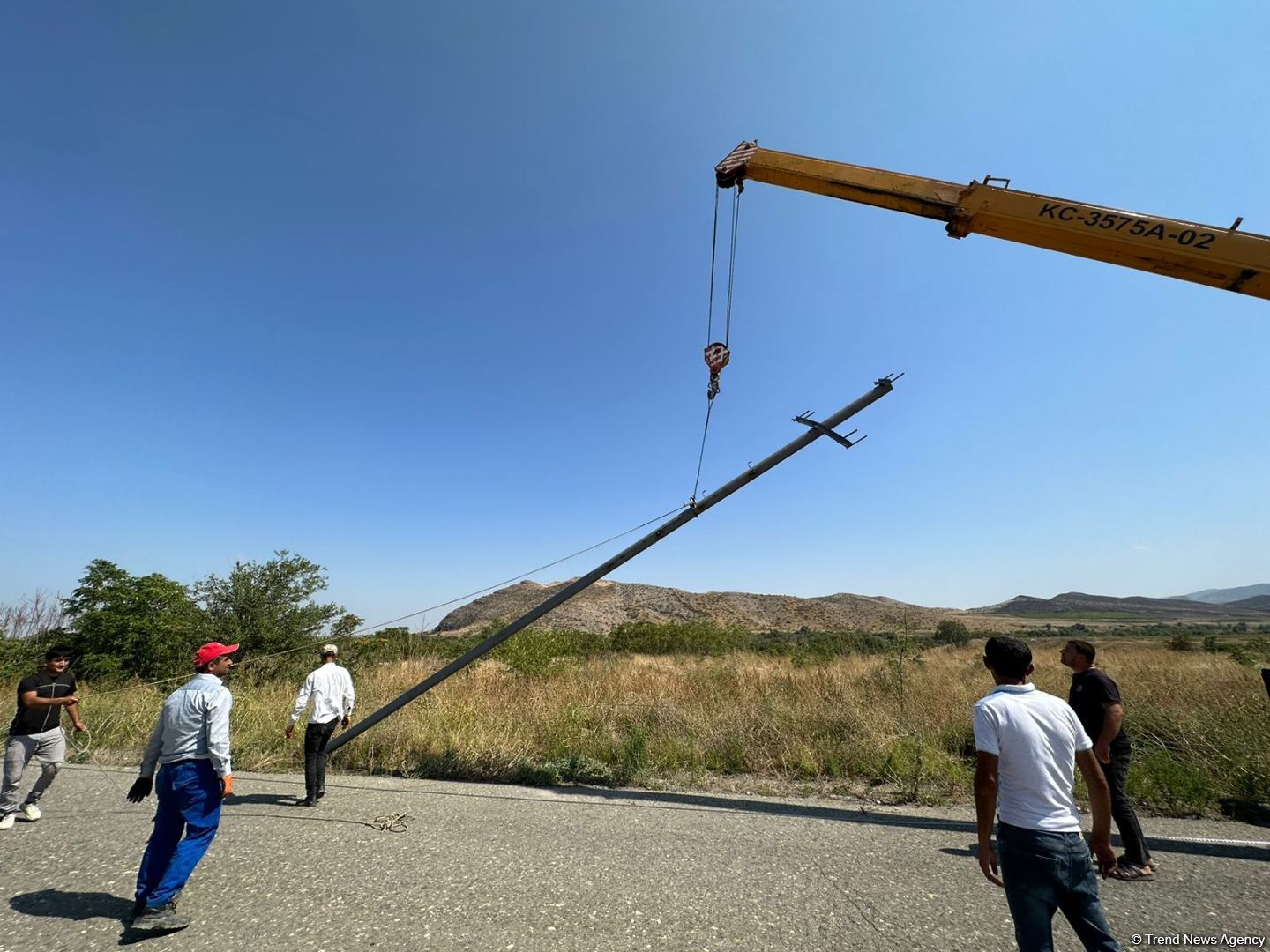 Ağdam-Xankəndi avtomobil yoluna elektirik xətti çəkilir (FOTO)