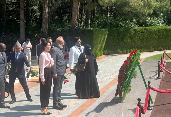 İƏT nümayəndə heyəti Fəxri Xiyabanı ziyarət edib (FOTO)