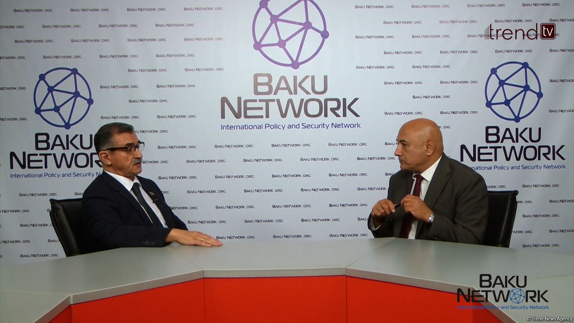 Biz heç kəsə istəmədiyi şeyi zorla vermək fikrində deyilik - Novruz Aslan ərzaq yükünün Xankəndiyə çatdırılması barədə "Tofiq Abbasovla dialoq" verilişində (FOTO/VİDEO)
