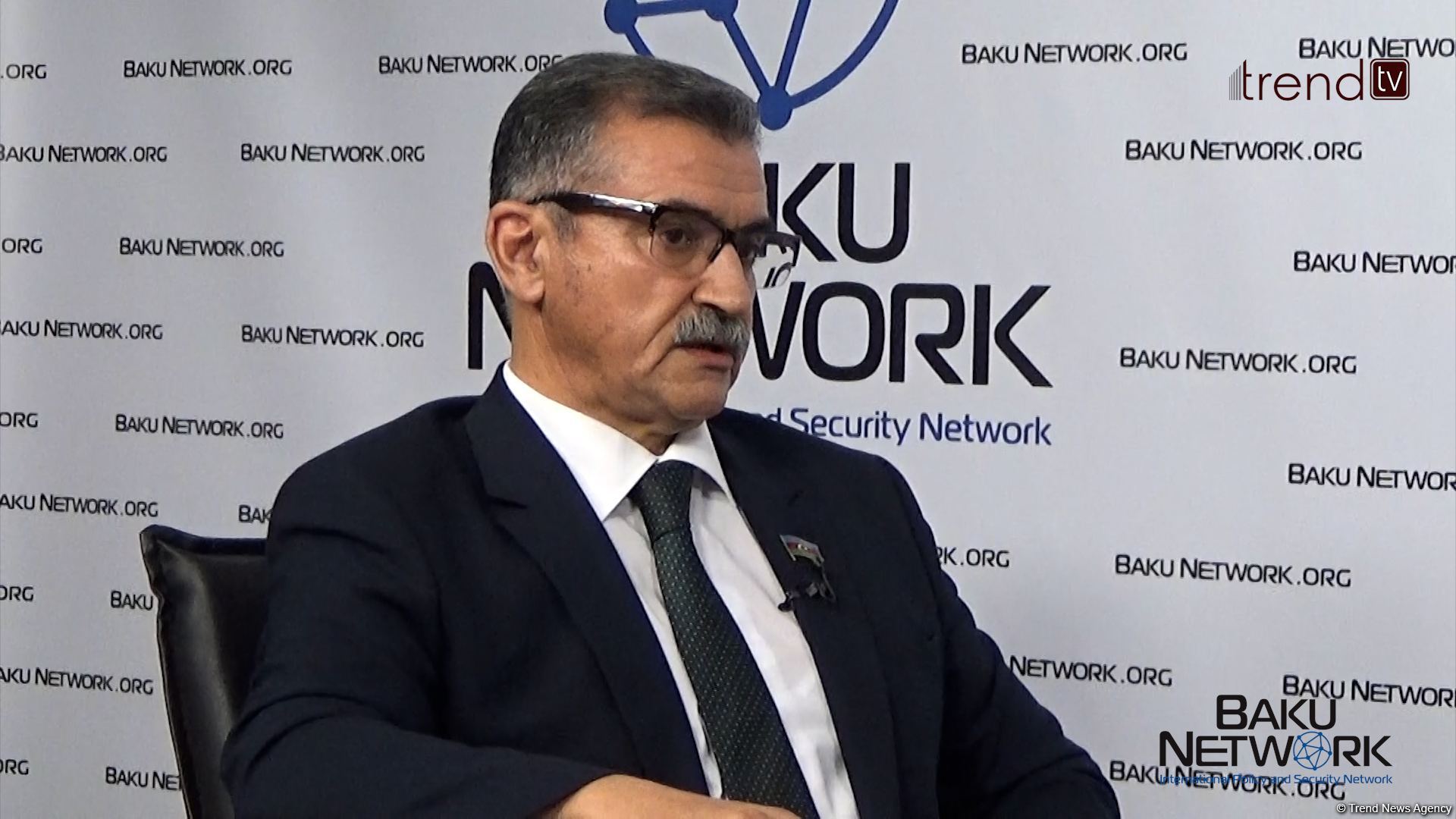 Biz heç kəsə istəmədiyi şeyi zorla vermək fikrində deyilik - Novruz Aslan ərzaq yükünün Xankəndiyə çatdırılması barədə "Tofiq Abbasovla dialoq" verilişində (FOTO/VİDEO)
