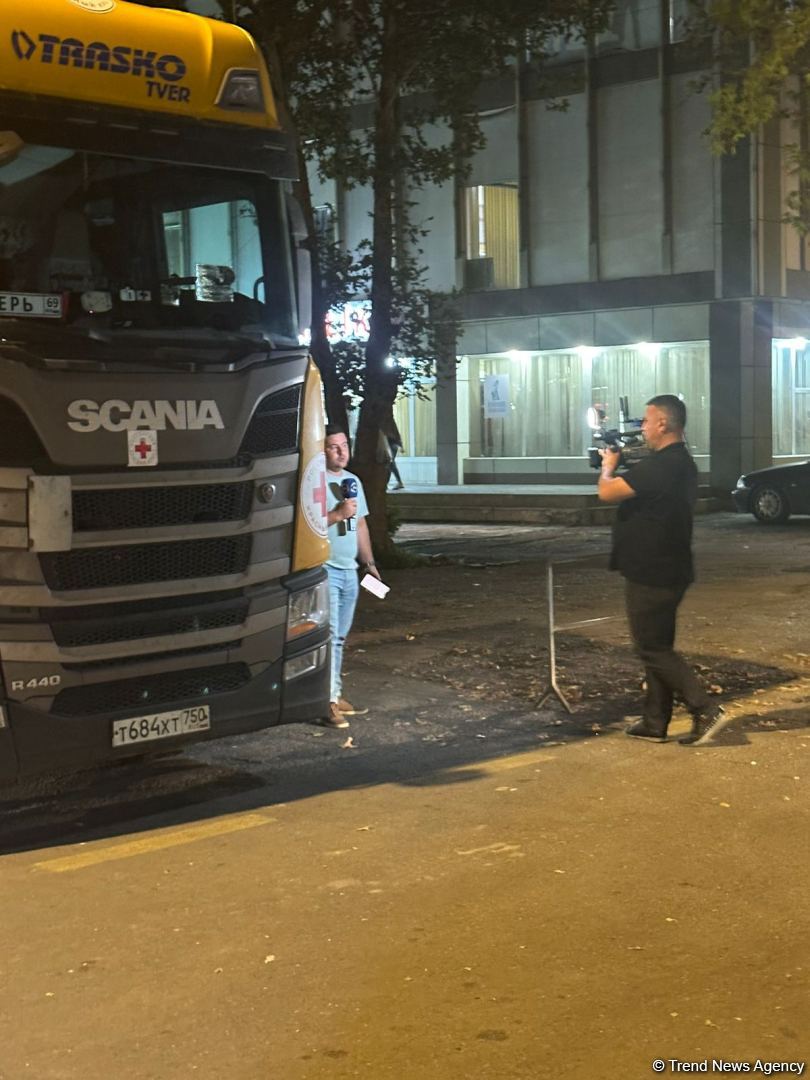 Rusiya Qızıl Xaç Cəmiyyətinin yük avtomobili 12 saatdır ki, Bərdədə dayanır (FOTO)