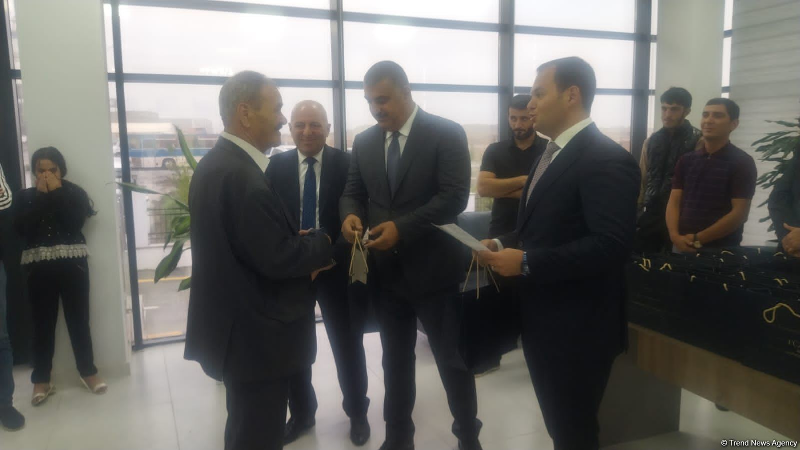 Füzuli şəhərinə köçürülən ailələrə mənzillərin açarları təqdim olunub (FOTO)