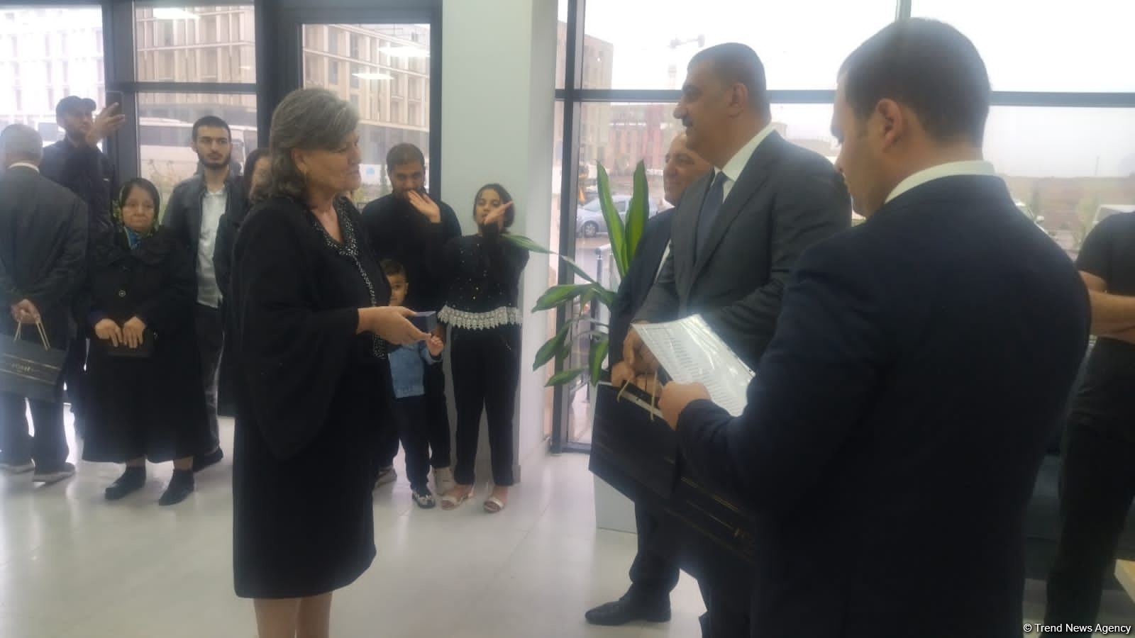 Füzuli şəhərinə köçürülən ailələrə mənzillərin açarları təqdim olunub (FOTO)