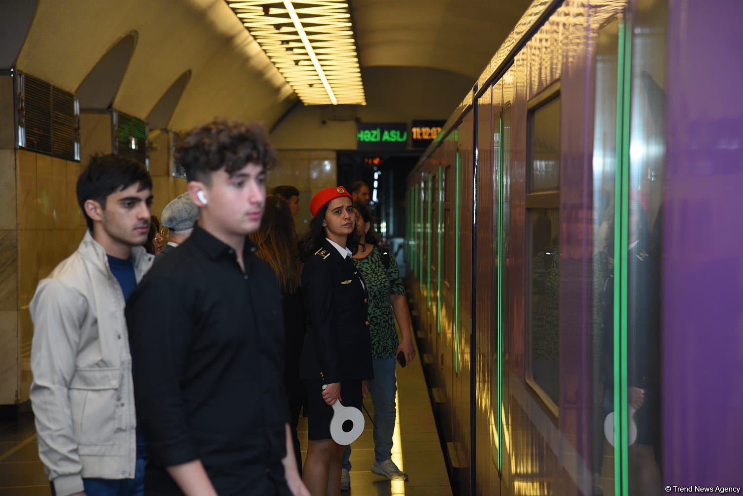 Metroda qatarın qapısında problem yaranıb, yubanma olub