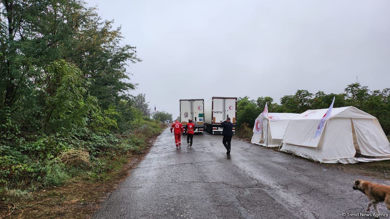 Ağdam-Xankəndi yolu AÇILDI - Humanitar yük Qarabağ ermənilərinə yola salındı (FOTO/VİDEO)