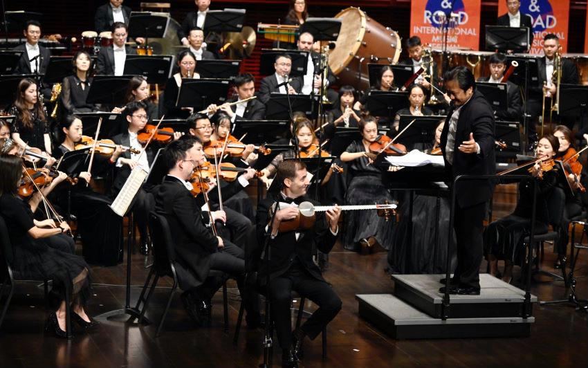 Əməkdar artist Çində keçirilən beynəlxalq musiqi festivalının açılışında çıxış etdi (FOTO)