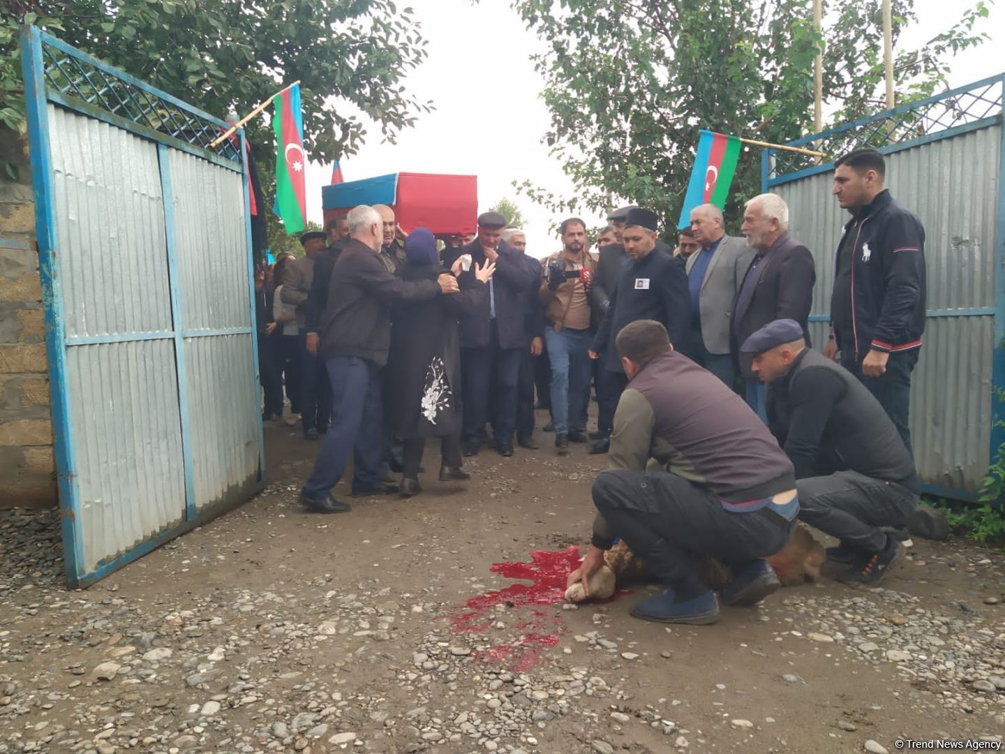 30 ildən sonra nəşi gətirildi - Önündə qurban kəsdilər (FOTO)