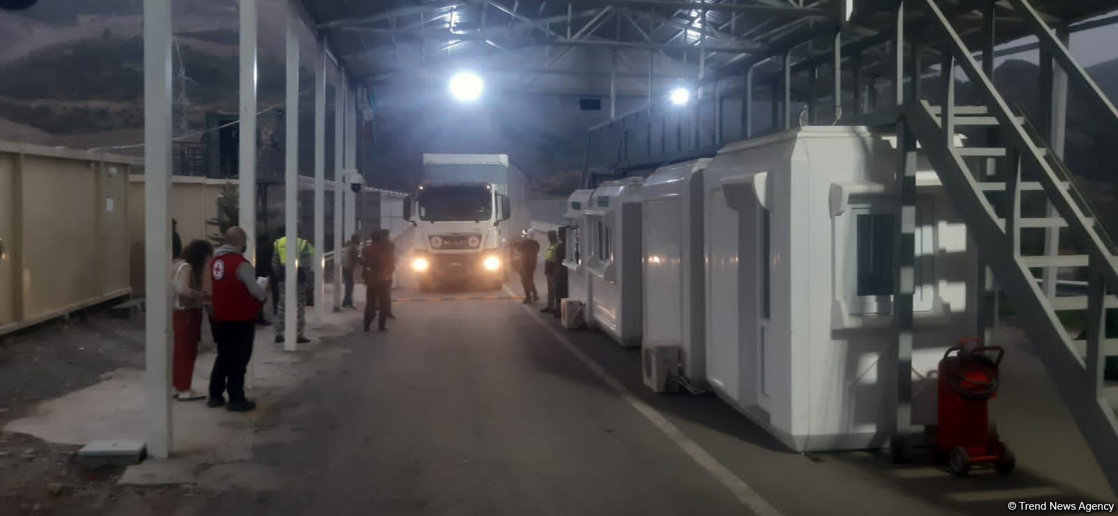 BQXK-nin Xankəndinə aparılan yardımı Laçın postunda belə yoxlanıldı (FOTO/VİDEO)