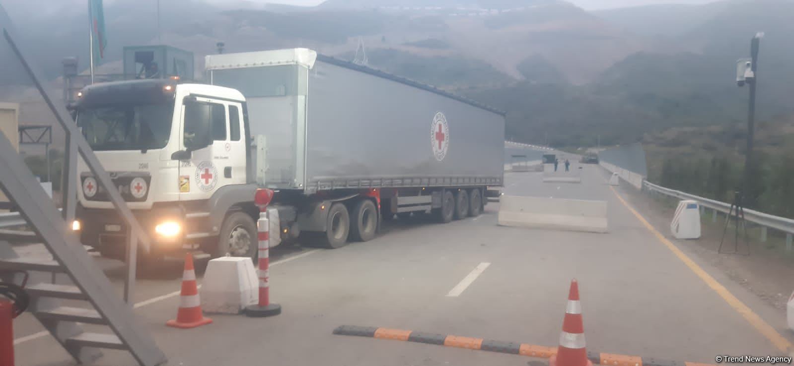 BQXK-nin Xankəndinə aparılan yardımı Laçın postunda belə yoxlanıldı (FOTO/VİDEO)