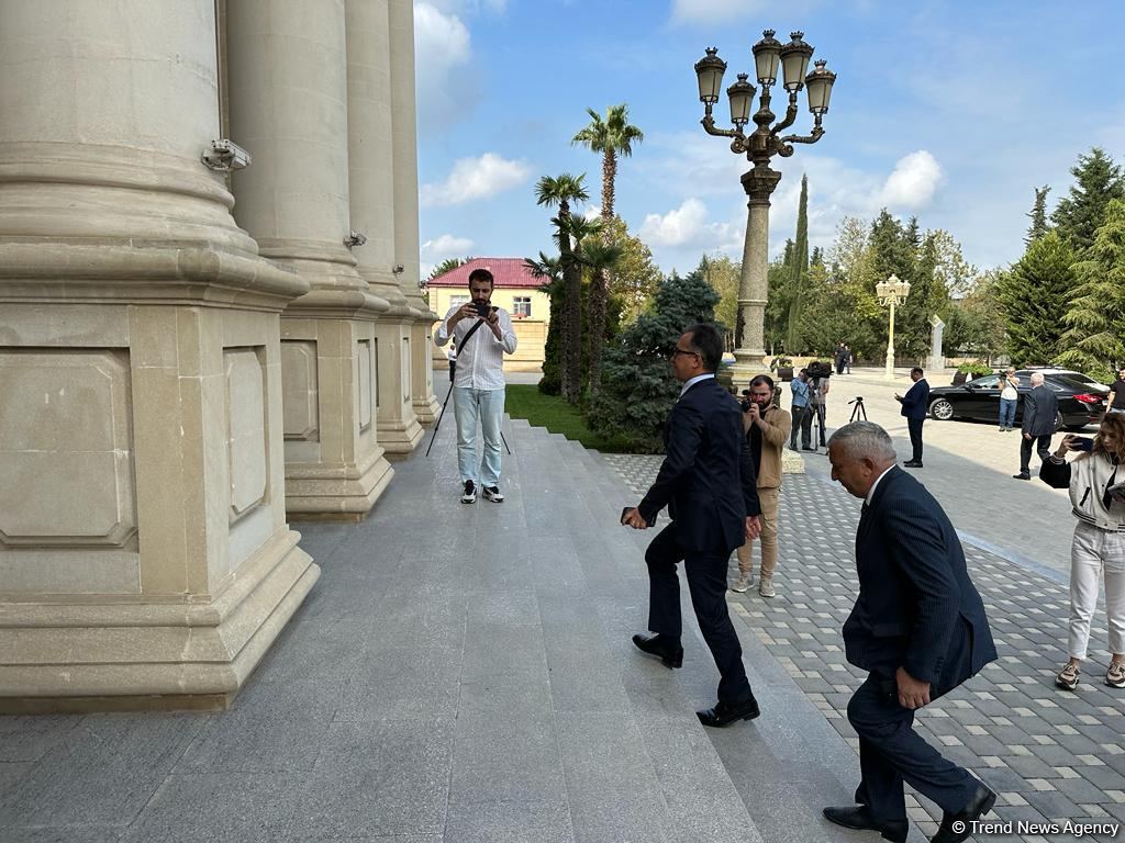 Yevlaxdakı görüşdə danışıqları Ramin Məmmədov aparır (FOTO)