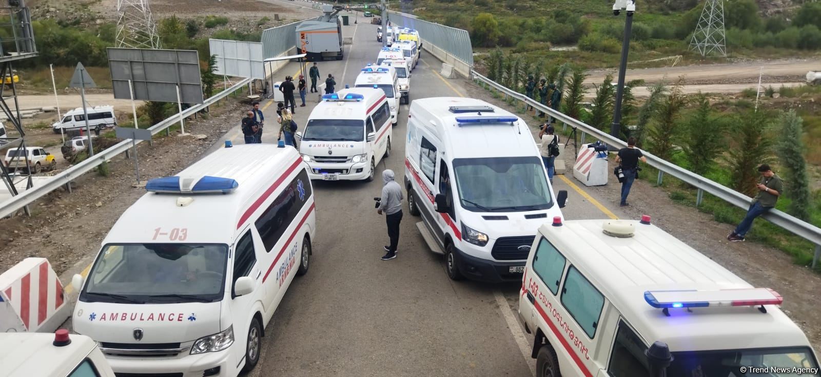 Gorusdan Xankəndi istiqamətinə BQXK-nin müşayiəti ilə təcili yardım avtomobilləri keçib (FOTO)