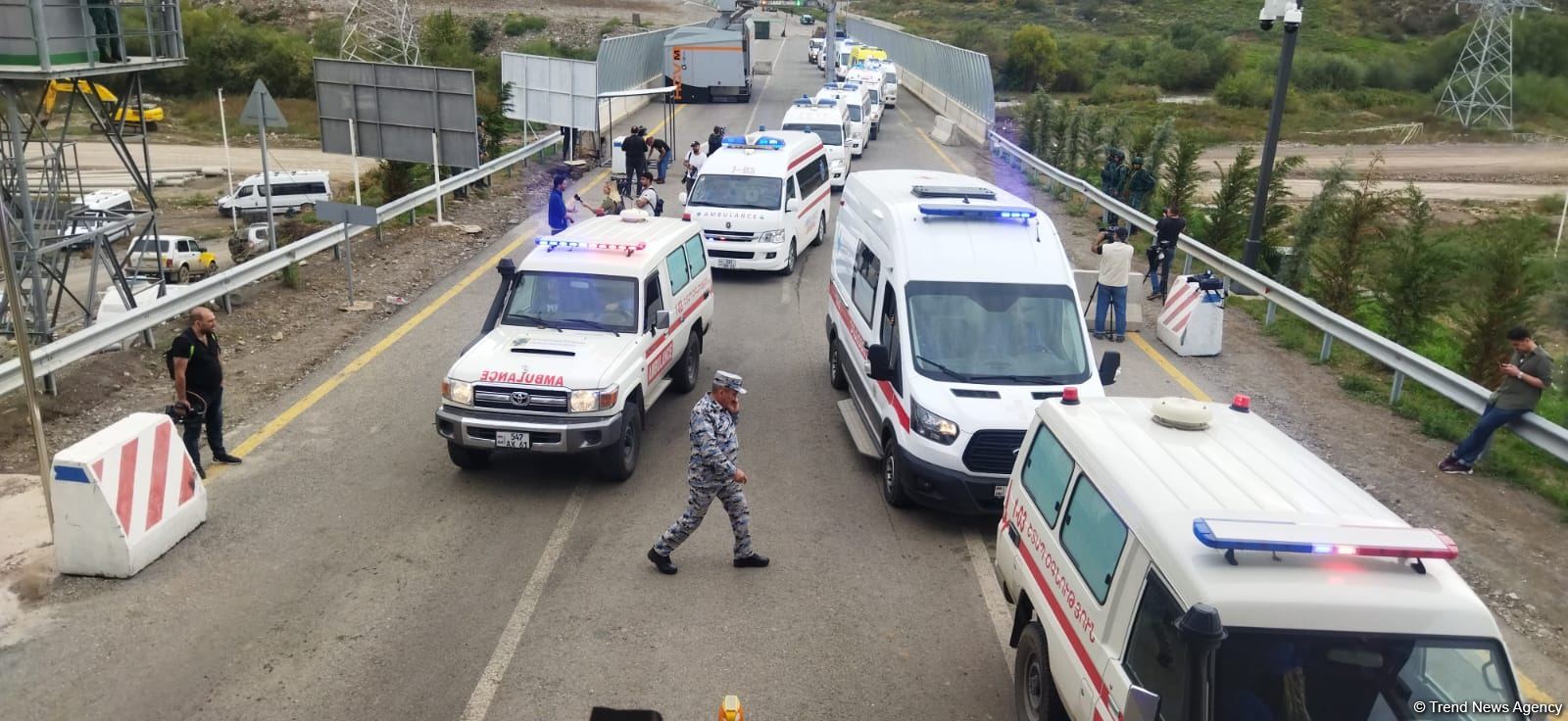 Gorusdan Xankəndi istiqamətinə BQXK-nin müşayiəti ilə təcili yardım avtomobilləri keçib (FOTO)