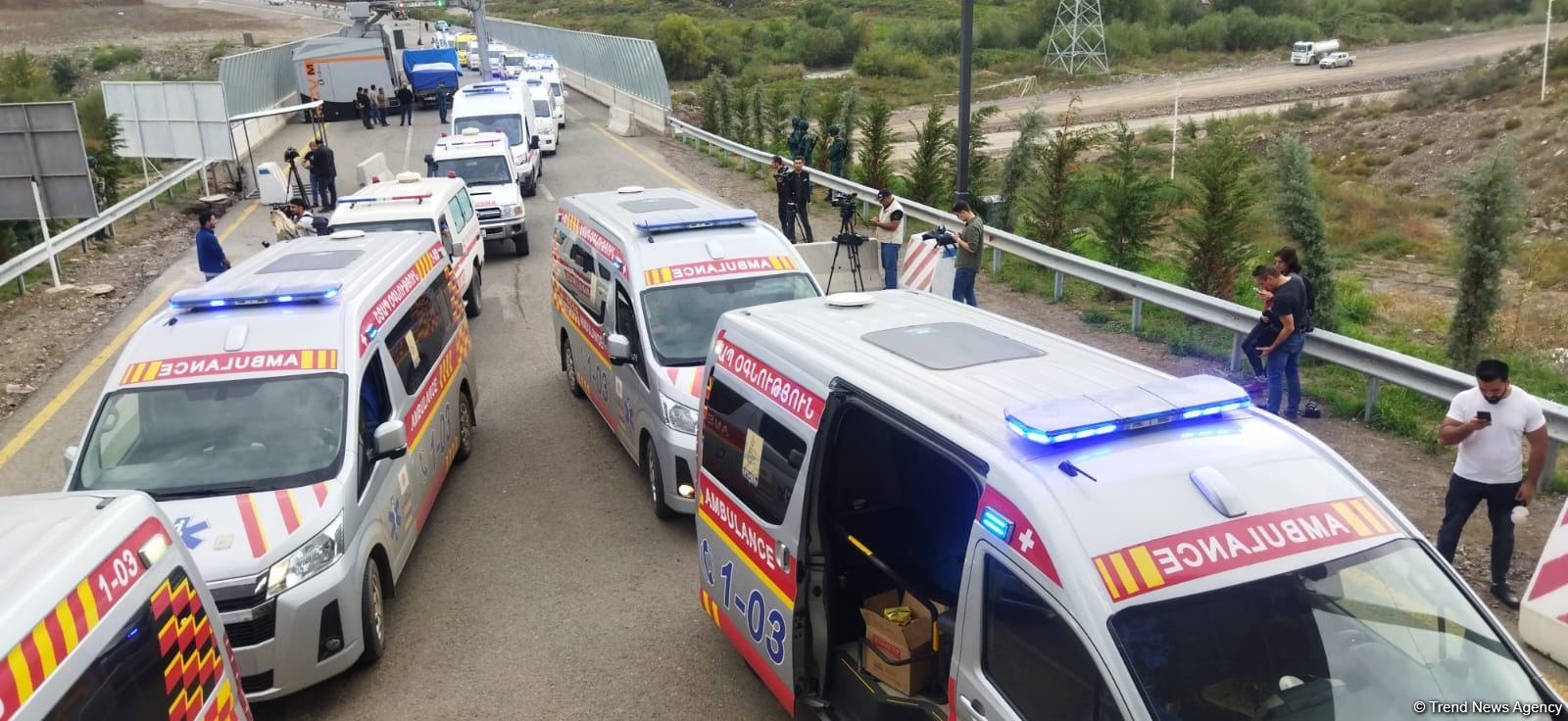 Gorusdan Xankəndi istiqamətinə BQXK-nin müşayiəti ilə təcili yardım avtomobilləri keçib (FOTO)