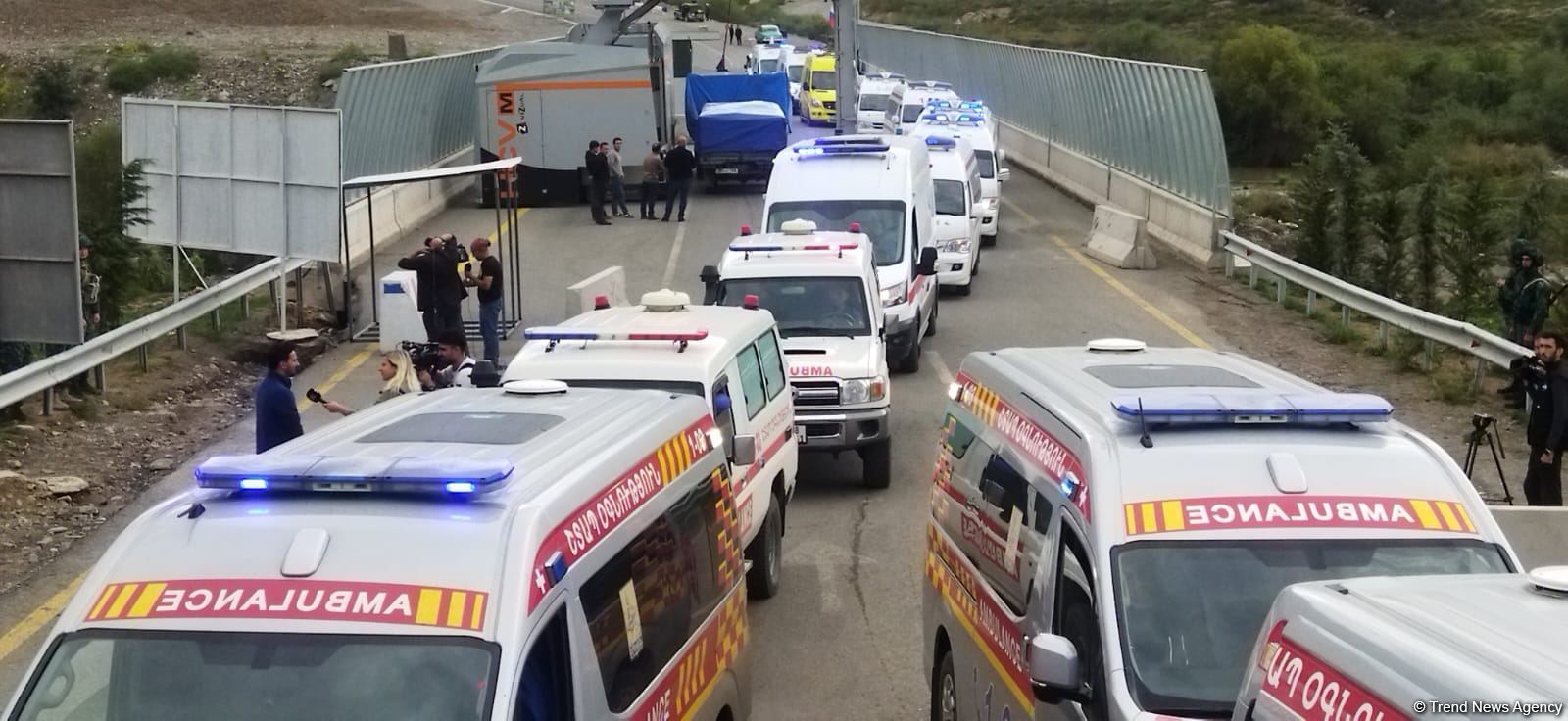 Gorusdan Xankəndi istiqamətinə BQXK-nin müşayiəti ilə təcili yardım avtomobilləri keçib (FOTO)