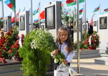 Azərbaycan xalqı qəhrəman şəhidlərini anır (FOTO)