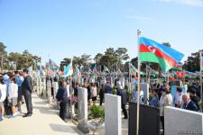 Azərbaycan xalqı qəhrəman şəhidlərini anır (FOTO)