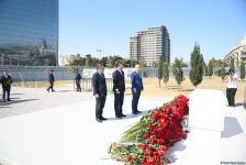 Dövlət və ictimaiyyət nümayəndələri Zəfər parkını ziyarət etməyə davam edir (FOTO)