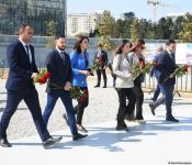 Dövlət və ictimaiyyət nümayəndələri Zəfər parkını ziyarət etməyə davam edir (FOTO)