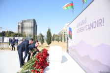 Dövlət və ictimaiyyət nümayəndələri Zəfər parkını ziyarət etməyə davam edir (FOTO)