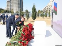 Dövlət və ictimaiyyət nümayəndələri Zəfər parkını ziyarət etməyə davam edir (FOTO)