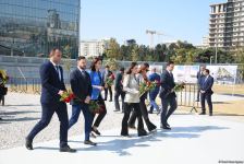 Dövlət və ictimaiyyət nümayəndələri Zəfər parkını ziyarət etməyə davam edir (FOTO)