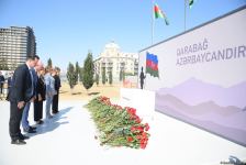Dövlət və ictimaiyyət nümayəndələri Zəfər parkını ziyarət etməyə davam edir (FOTO)